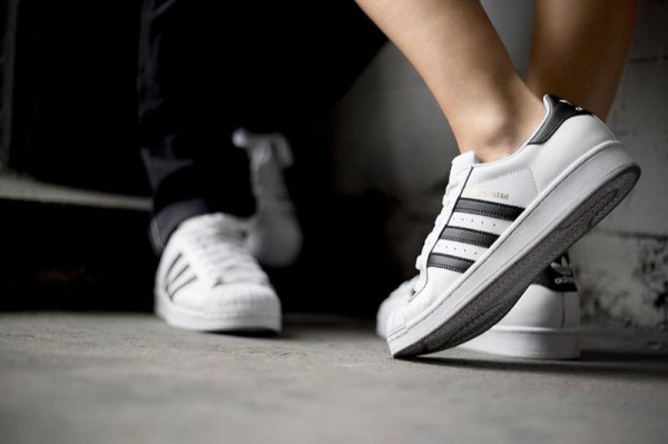 giai-ma-con-sot-cua-doi-giay-adidas-superstar-13